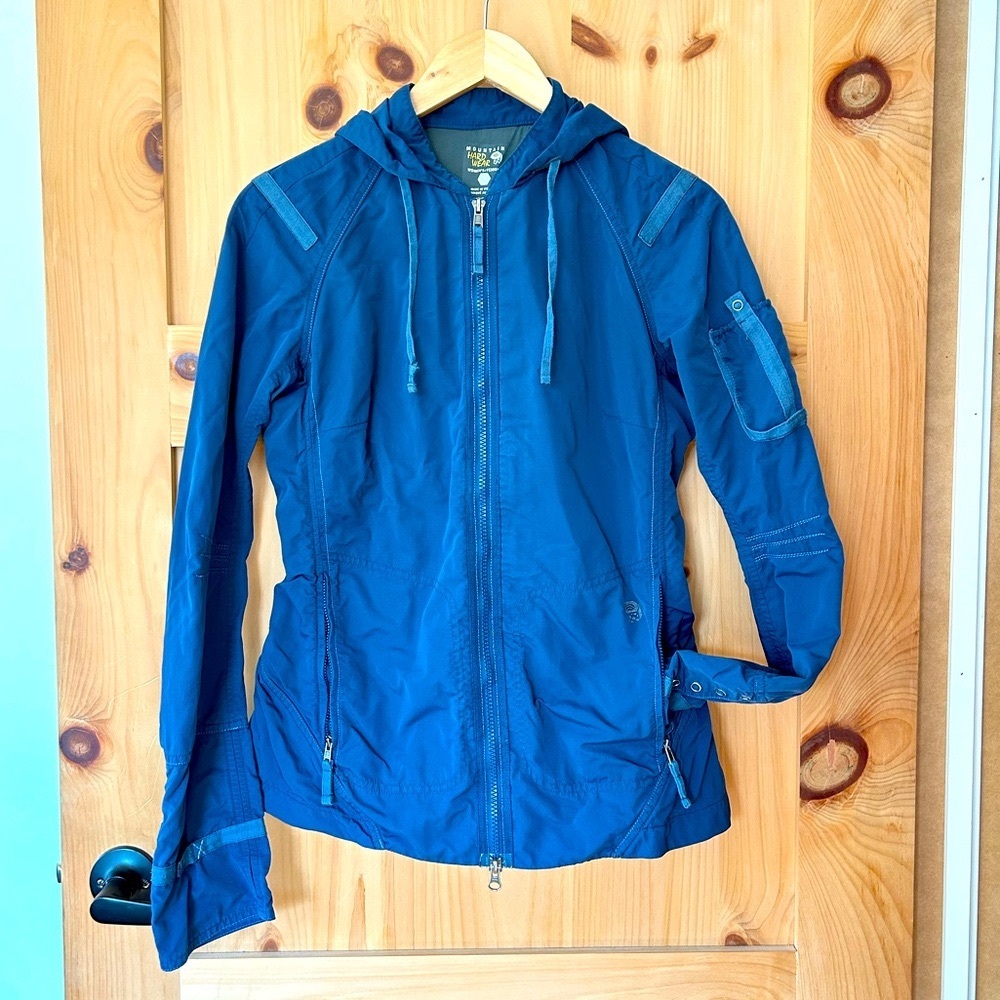 Mountain Hardwear jacket - water-resistant nylon shell with cool details